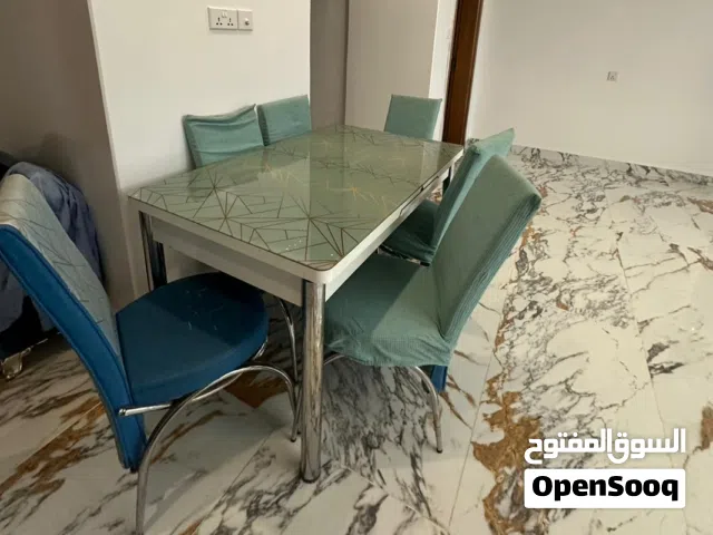 طاولة سفرة أنيقة مع 6 كراسي للبيع
