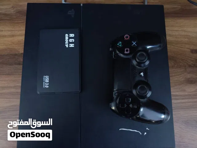 بلايستيشن 4 تحديث 13.5 معاه 3ذراعات و ودسكة ذاكروا الجديده  البلايستيشن استعمال نضيف وبسعر 1600فقط..