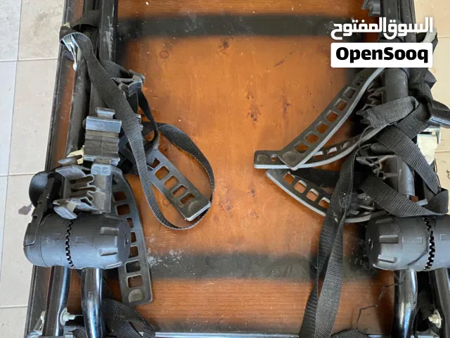 حاملة دراجات خلفية للسيارة تتسع لحمل عدد أربعة مزودة بإسفنجيات لمنع خدش السيارة سهلة التركيب والطي