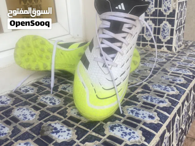 جوتي رياضي مستخدم يوم واحد فقط