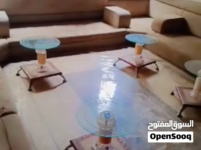 مجلس مستخدم نظيف جدا  مع الستائر والماسات موجود بالحديده بسعر 350 منه 12متر