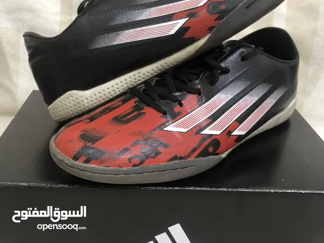حذاء رياضي اسود