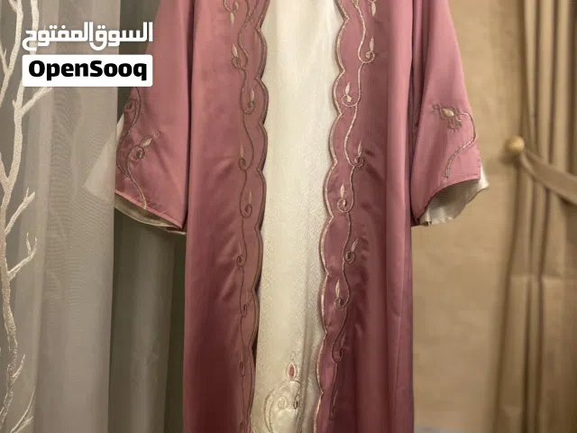 عباية وبيسك بناتي ساتان، مطرزة ،البيسك أوفوايت والعباية زهري شبه جديدة