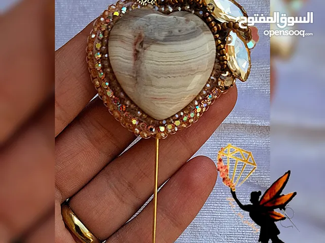 دبوس يدوي بحجر العقيق الطبيعي