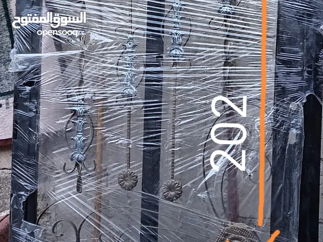 باب المنيوم و باب خشب