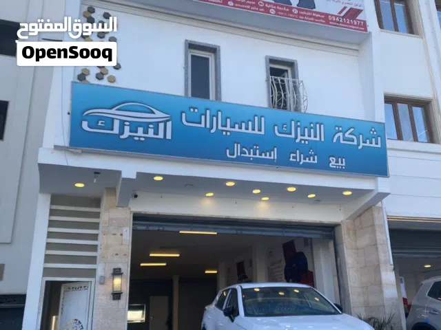 شقة للإيجار في سوق الجمعة (11يونيو) يوجد بها غرفتين ودورة مياه ووسط حوش ومطبخ علي الرئسية