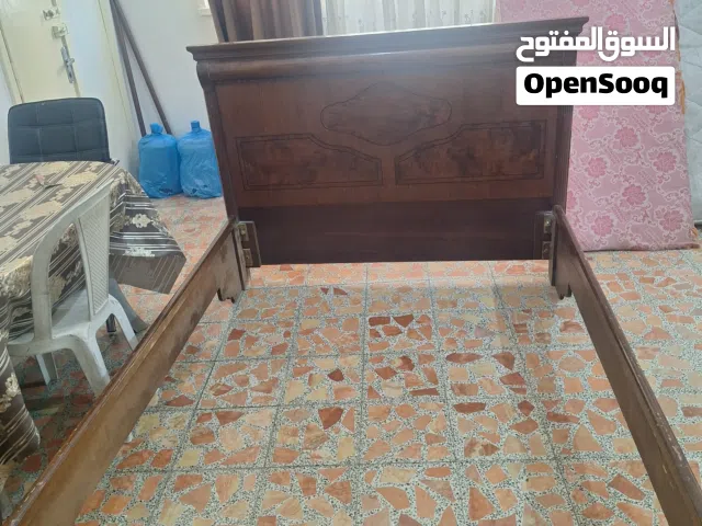 سرير كبير مجوز مع فرشتو والخشب بحاله جيد جدا