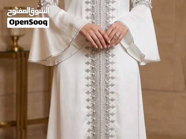 قفطان ابيض قماش ست مطرز فضي كلش حلو ونضيف جدآ النضافه 99 %100