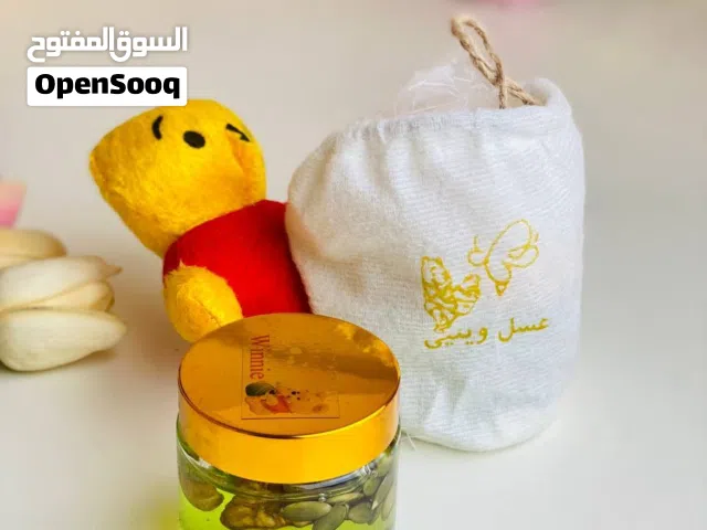 واخيرااااااا وفرنالكم عسل ويني  بالمكسرات طبيعي  .خالي من المواد الكيميائيه..  يحتوي ع اعش