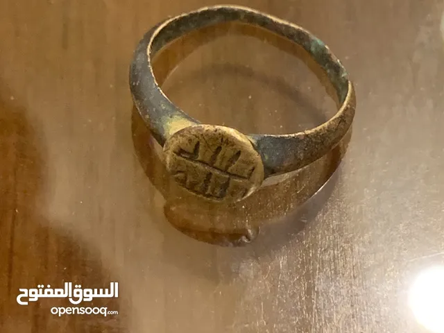 خاتم من النوادر اسلامي عمره يتجاوز 800 عام