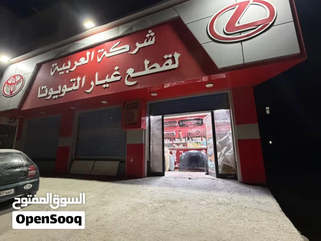 السلام عليكم عندي عتبة للإيجار مجهزا بي دكور خارجي سكفاليات وبنك ورفوف