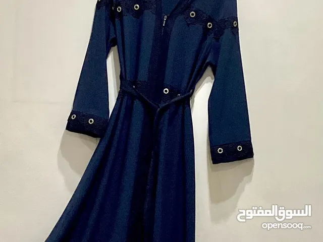 2 عباي و 2 جلباب و فستان سبور للبيع