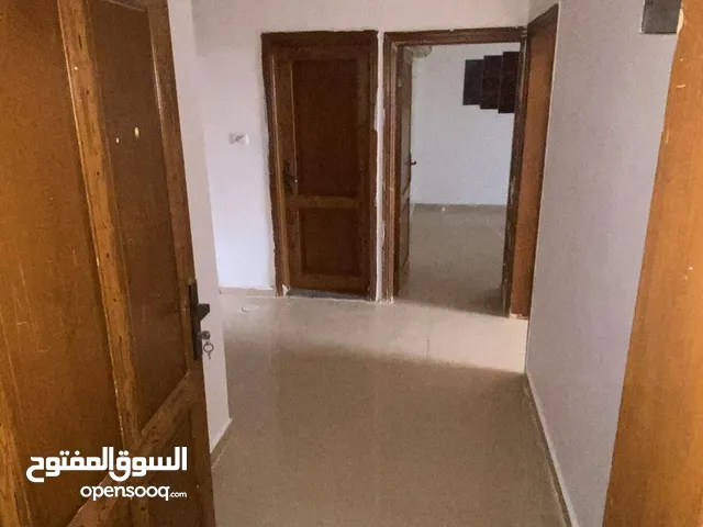 شقه للإيجار خلف صاله الشرق وخلف سلطه مياه اربد قريبه على مجمع الشيخ خليل
