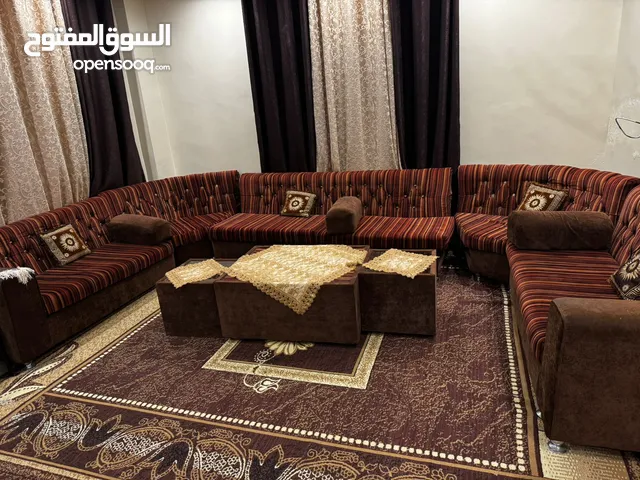 مجلس كامل تفصيل بحالة جيدة جدا للبيع بسبب التغيير بسعر مغررري مع مسانده ومخداته وطاولاته كامل فقط ب