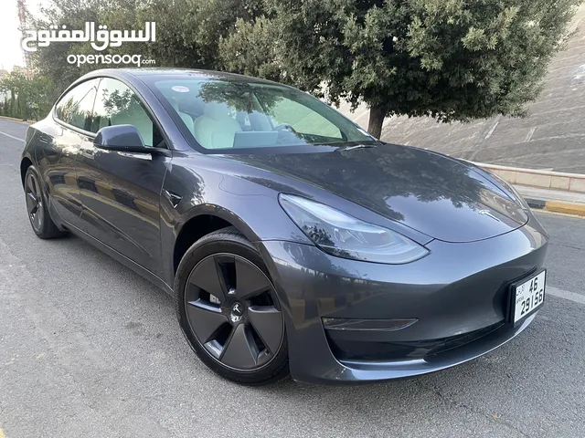 Tesla Model 3 موديل 2023 جمرك جديد فحص أوتوسكور B+ بدفعة لا تقل عن 10 الاف دينار