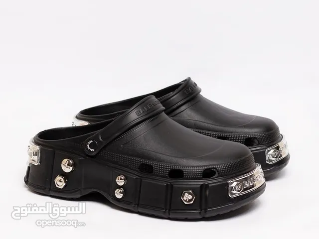 CROCS فاخر بتصميم عصري من Balenciaga الخامة: مصنوع من مواد عالية الجودة لضمان المتانة والراحة. تصمي