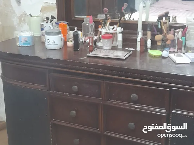 غرفه نوم مستعمله بحاله جيده تخت وبيرو وملحق وروسيتين وخزانه بدها شويه تزبيط الجوارير فقط