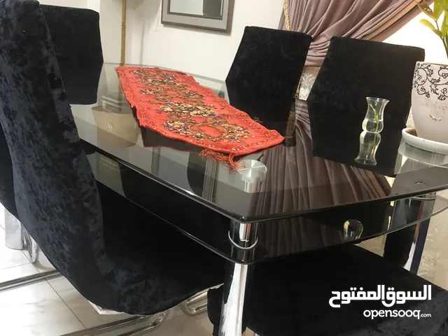 طاولة سفرة مع الكراسي