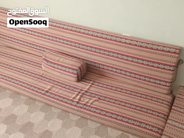 جلسات أرضيه مع طاوله طعام