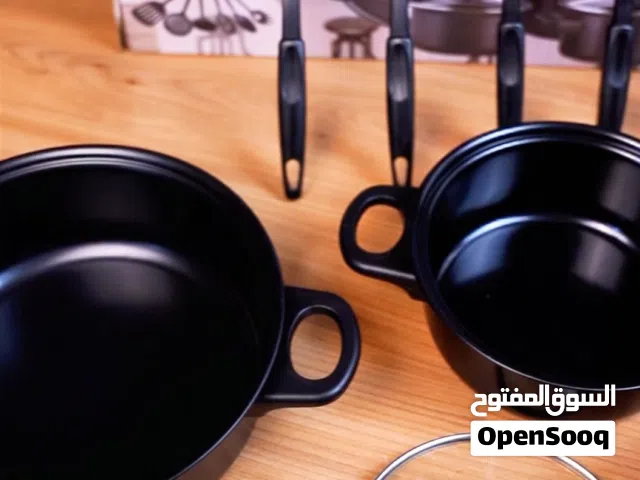 محتويات الصندوق  مقلاة طبخ.  قدر كبير مع غطاء زجاجي.  قدر متوسط مع غطاء زجاجي