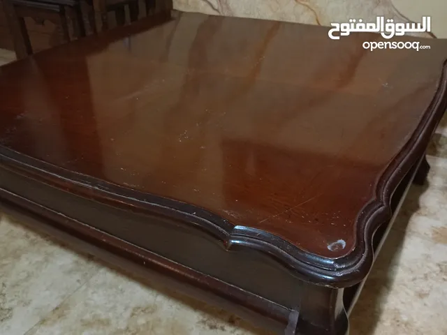 طاولة خشبة