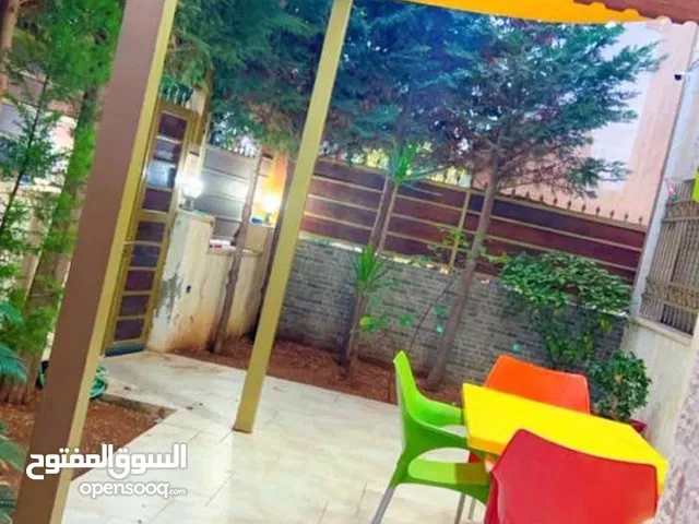 من المالك مباشرة شقة ارضية للبيع خلف مسجد الهادي وجسر الإرسال تم تنزيل السعر للبيع المستعجل ...