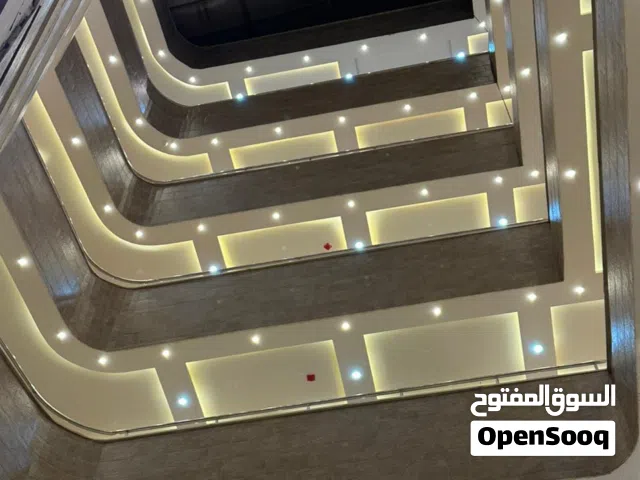 مجمع تجاري للبيع في الجاردنز قريب من دوار الواحة