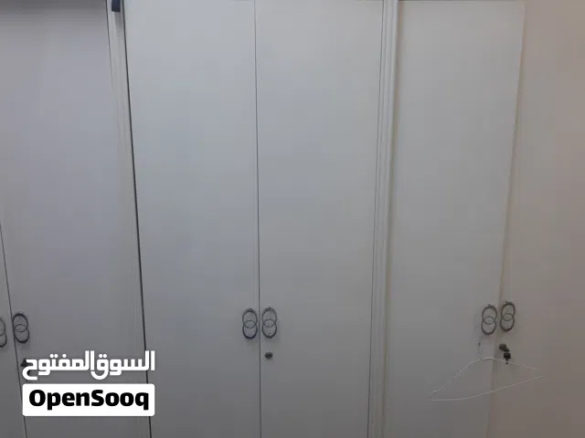 خزانة ملابس كبيرة بحالة ممتازة ونظيفة جدًا للبيع بسبب السفر – عملية وواسعة وسعر مناسب