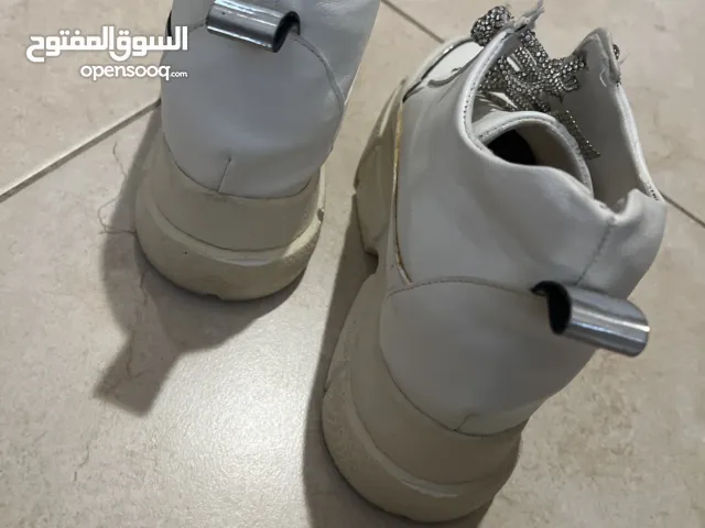 بوط نسائي ابيض