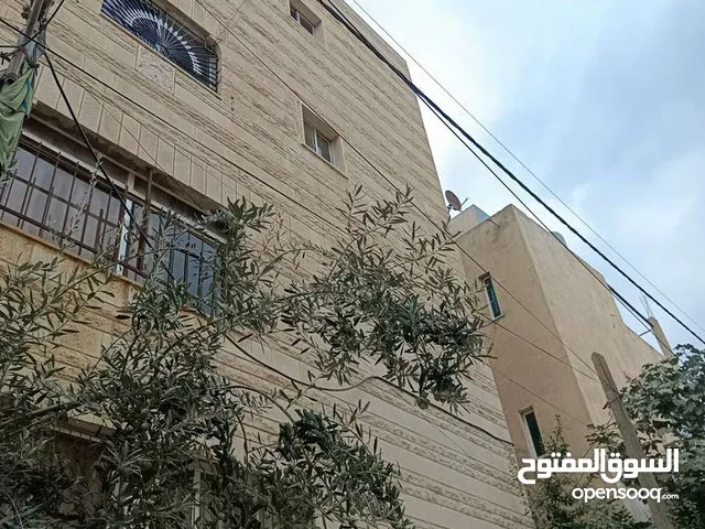 عمارة في جبل المنارة بالقرب من المركز الصحي و السوق