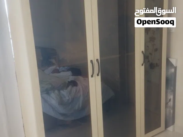 كبت ملابس ابواب زجاج نظيف