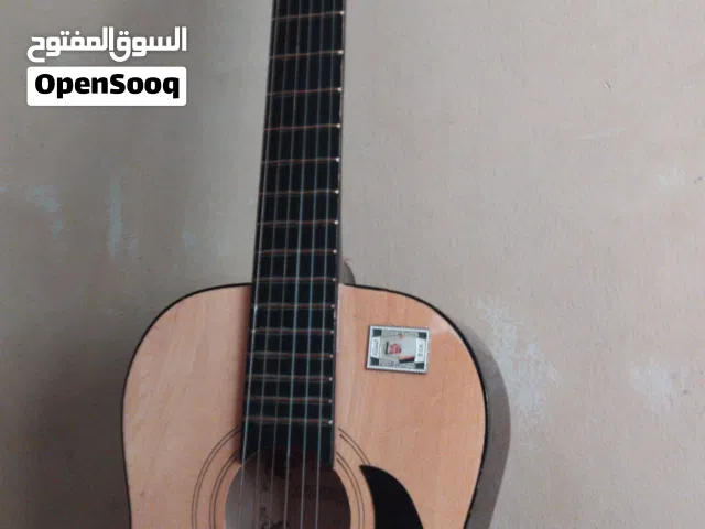 قيتار كلاسيك للبيع بحالة جيدة
