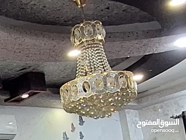 ثريه لون ذهبي لون اضائتها صحراوي