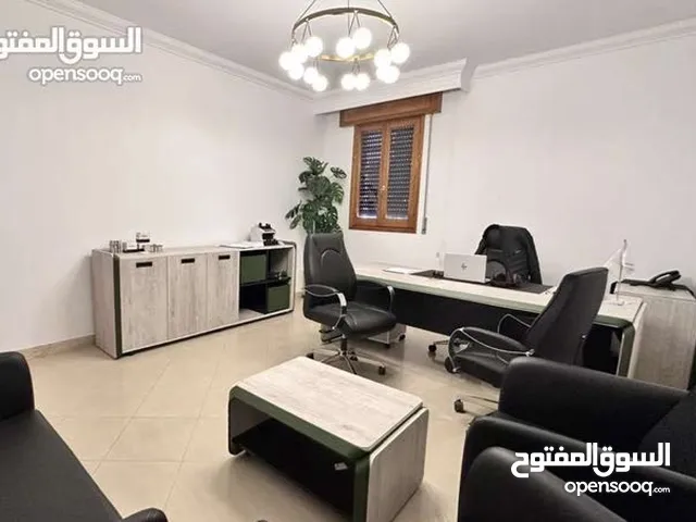 شقة تجاريه بتشطيب حديث مجهزه بالاثاث لمكتبي ف سنتر بن عاشور رئيسي تصلح اي نشاط تجاري