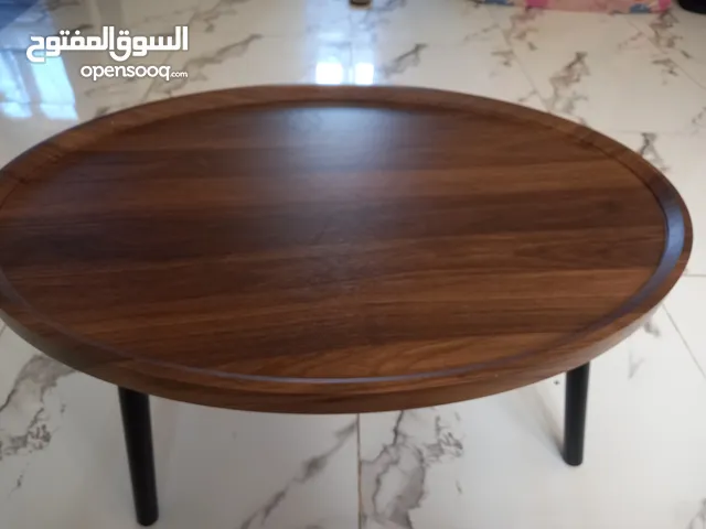 طاولة خشبية شكل جميل