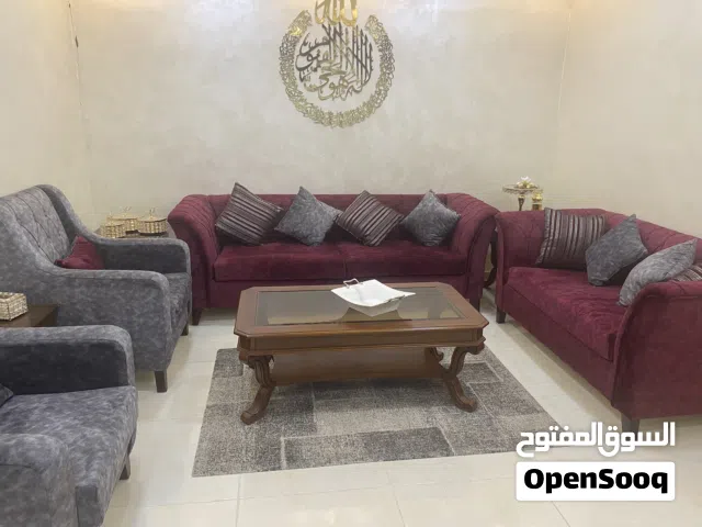 غرفة ضيوف لون خمري و سكني