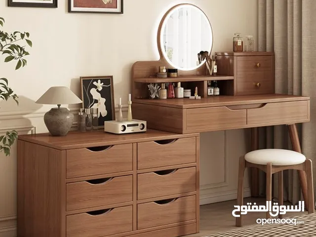 هل تحلمين بمساحة تجميل منظمة وأنيقة، تجمع بين التسريحة وخزانة التخزين؟