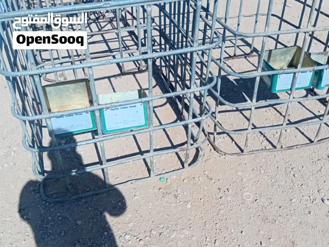 قفاص لتربيت العجول مع معلف ومشرب