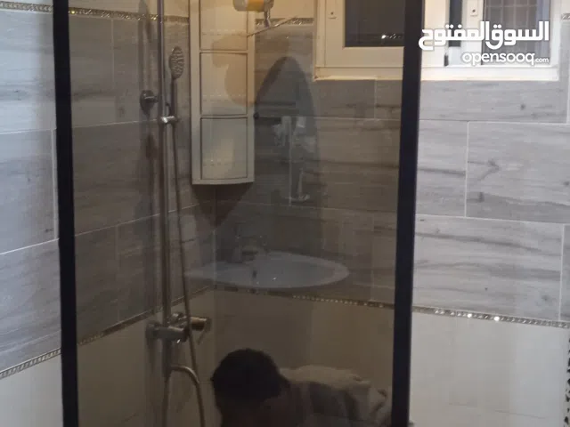 اعمال زجاج سكريت وشاورات وابواب زجاجيه ومكاتب زجاج وصيانه وفك وتركيب الزجاج السكريت