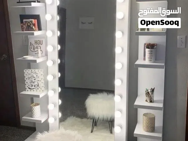 رفوف مع مرايه