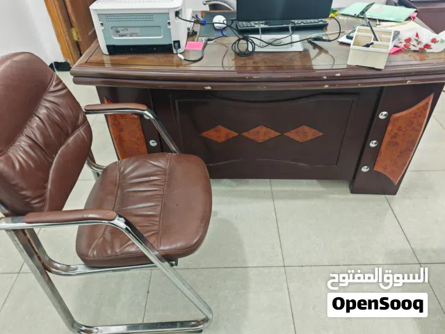 ميز مكتبي عدد 2 مع كراسي 2
