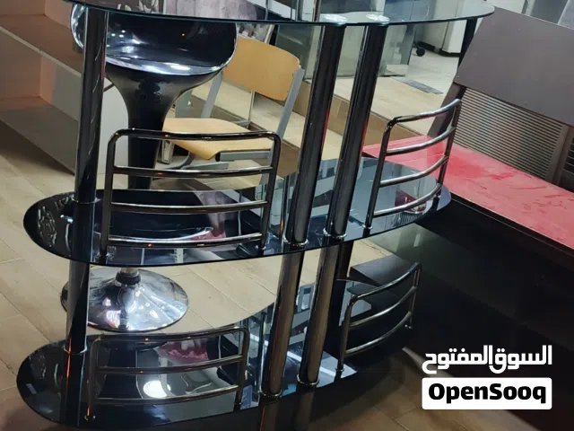 طاولة ميني بار مع 2كراسي قابله للتعديل بحاله ممتازه لتواصل وتساب وتصال