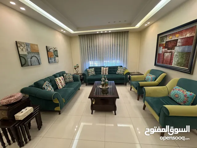 صالون قعدة مستعمل بحالة الجديد لا يعوض يحتوي على جميع احتياجات اي صالون من برداي وسجاد واكسسوارات