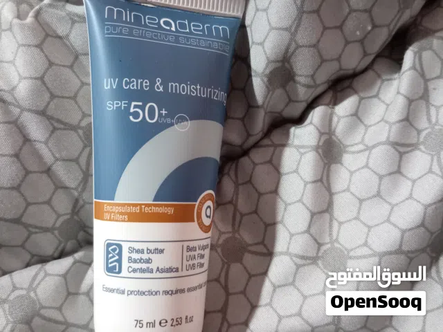 كريم العنايه والرطوبه مع عامل +50 من اشعهUVBوUVAبفضل مكوناته الوافيه من الشمس