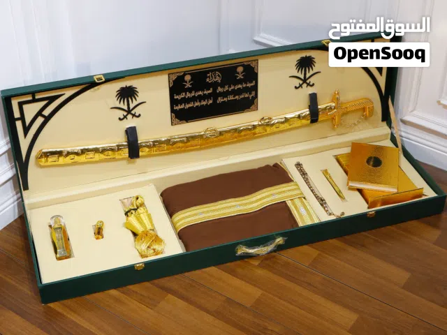 بشت ملكي فاخر سيف عربي نحت الاسم حسب الطلب قلم فاخر مسبحه دهن عود عطر رجالي برواز خشبي انيق