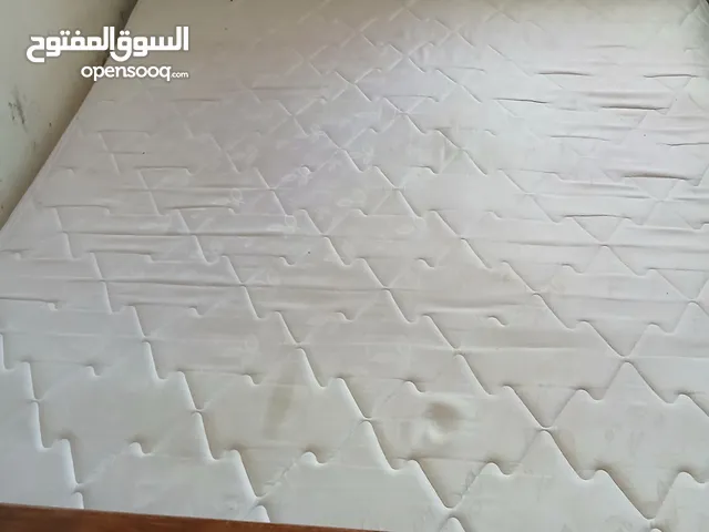 تخت مع فرشة زنبركيه  بحال الجديد