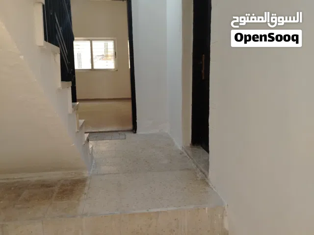 بيت للايجار تتوفر خدمات قريبه الموقع وادي عبدون دوار القيسية قرب مدرسة عمير بن ابي وقاص