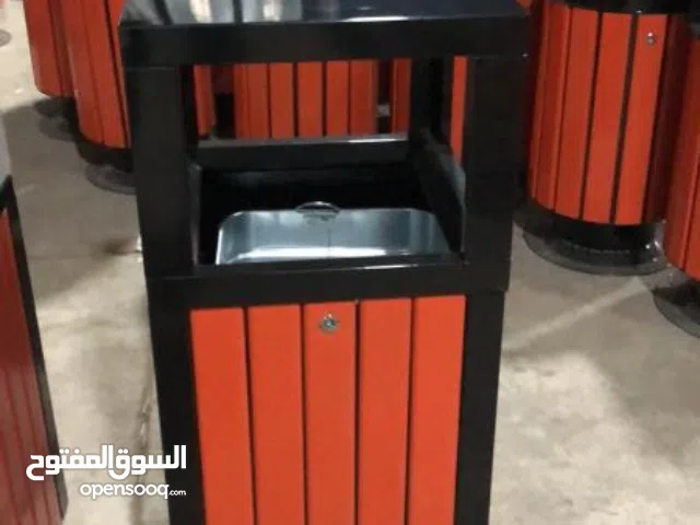 حاويات نفايات خشبية والاستانلس ستيل وكراسي خشب معالج