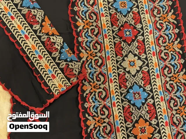ثوب فلسطيني من الأردن نوعية ممتازة مقاس رقم 2 يلبس وزن ( 50 - 75 ) جديد لم يستخدم نهائياً