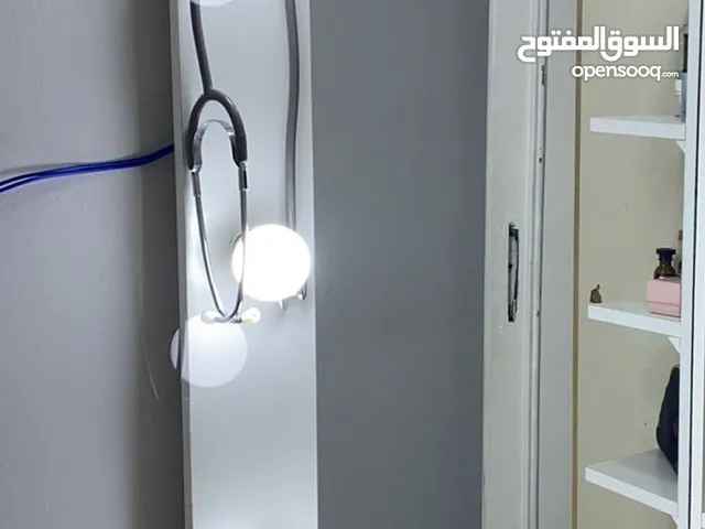 مرايه مع أضوية لمبات ورفوف مركبات جاهزات